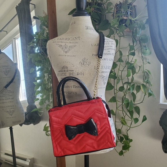 BETSEY JOHNSON | Zig Zag Pattern Sparkle Black Bow Gold Chain Crossbody Handbag - Picture 4 of 16